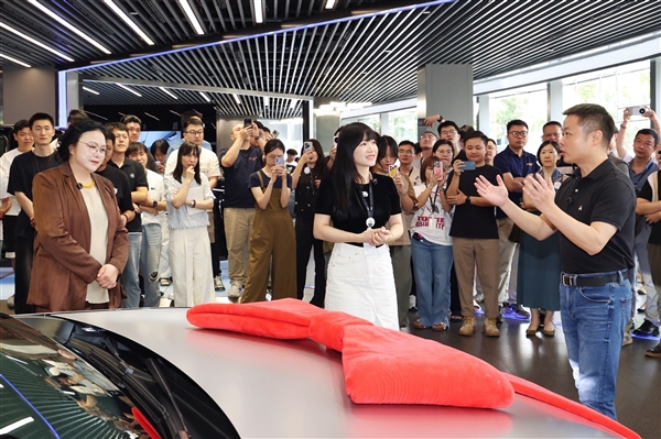 王凤英亲自交车!何小鹏喜提全新小鹏P7:没有鹏翼门的鹏翼版
