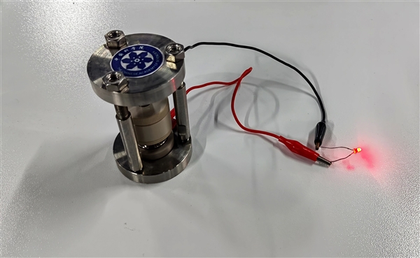 我国科学家成功开发首例氢负离子原型电池 成功点亮LED灯