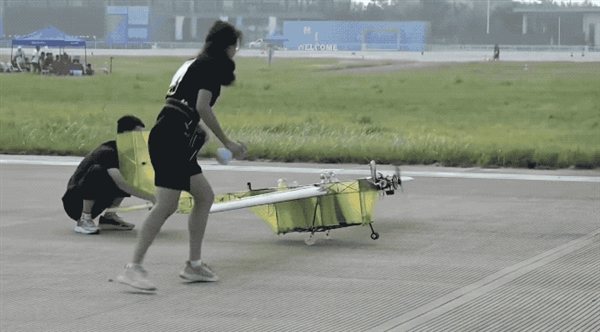 看完中国大学生手搓轰炸机：爱刷抖音的美国人天塌了