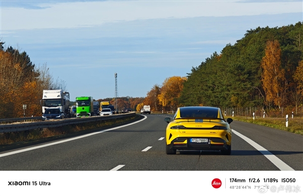 卢伟冰第一次在德国高速开小米SU7 Ultra 白色车牌简约大气