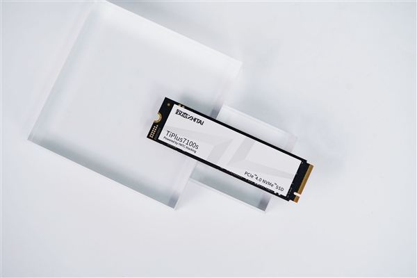 疾速7400MB/s！长江存储致态TiPlus7100s 2TB SSD图赏