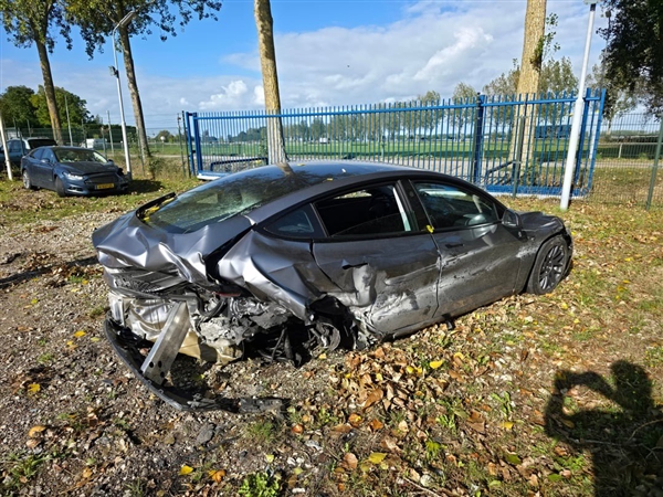 特斯拉Model 3被时速250公里奔驰AMG撞上：车主无碍 又提了一台