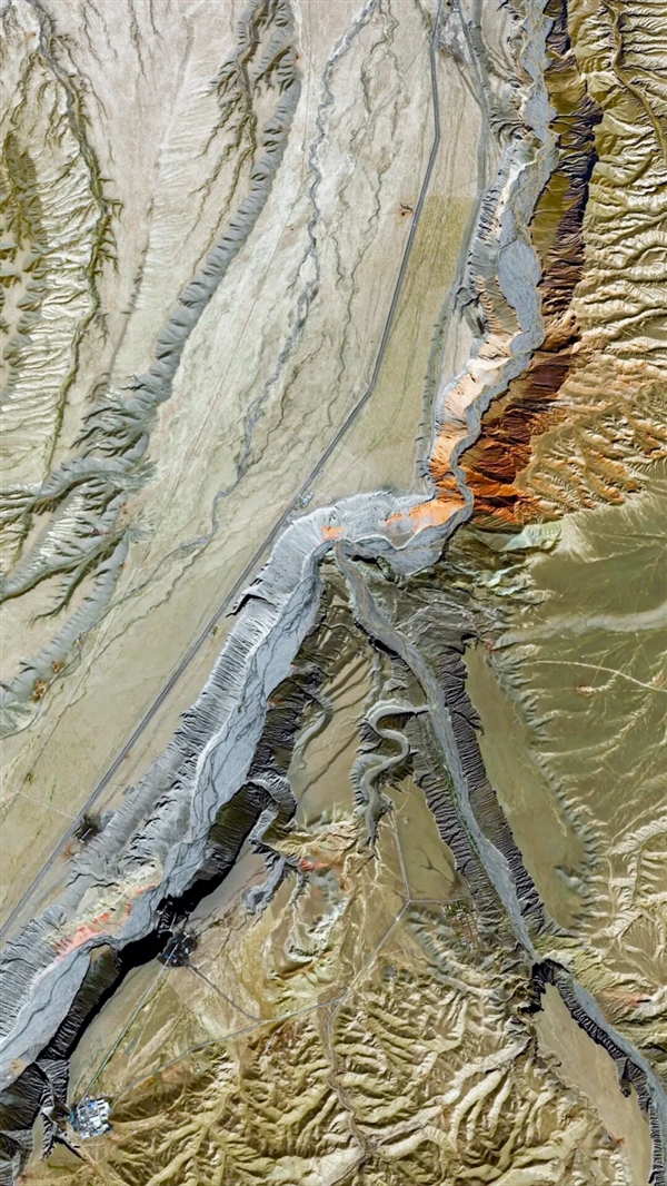 卫星俯瞰人迹罕至的新疆安集海大峡谷：如同七彩画卷