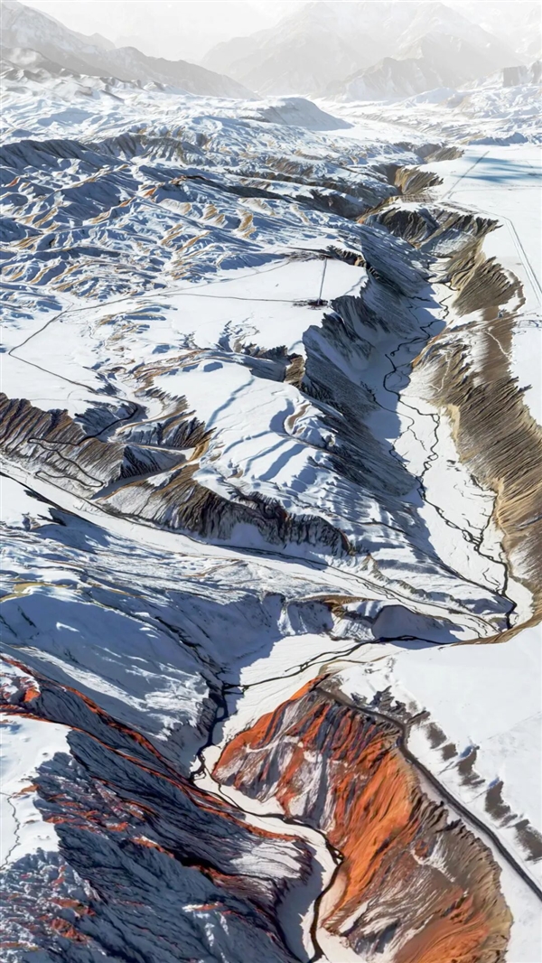 卫星俯瞰人迹罕至的新疆安集海大峡谷：如同七彩画卷