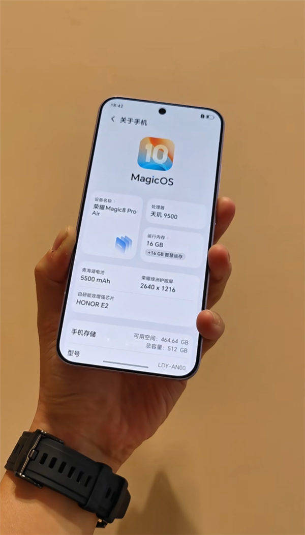 荣耀Magic8 Pro Air真机上手：经典感叹号Deco 比iPhone Air还轻
