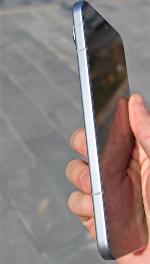 荣耀Magic8 Pro Air真机上手：经典感叹号Deco 比iPhone Air还轻